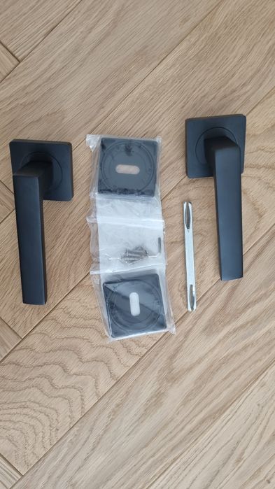 Klamki DRE FA18-008 wega czarne szyldy pokojowe i lazienkowe