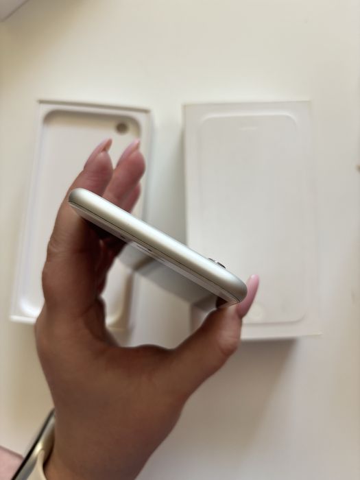 Apple iPhone 6 Silver 16GB Neverlock (оригінальна коробка + оригінальний блок живлення теж входить в комплект). Робочий Touch Id
