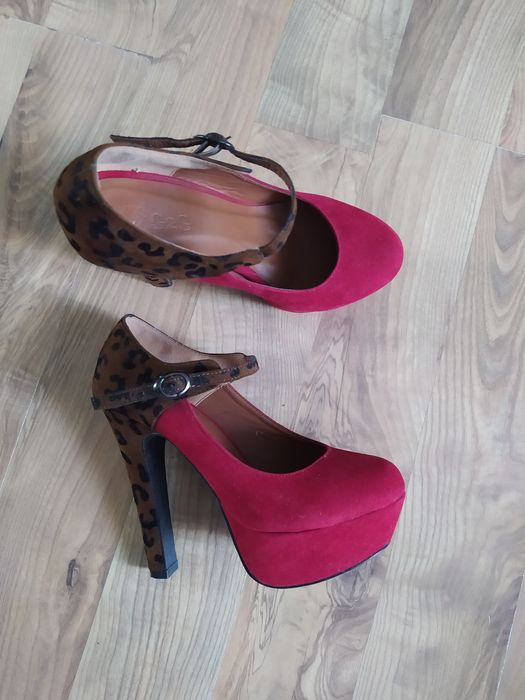 Szpilki na platformie