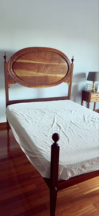 Mobilia de quarto em madeira centenária e maciça