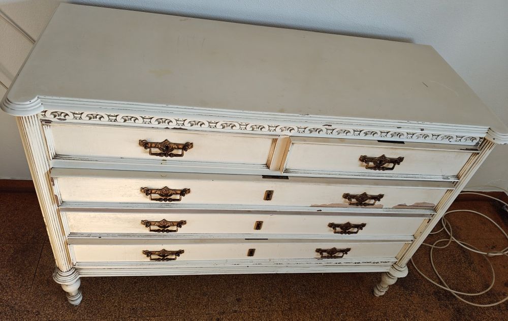 Cómoda, espelho e cadeira