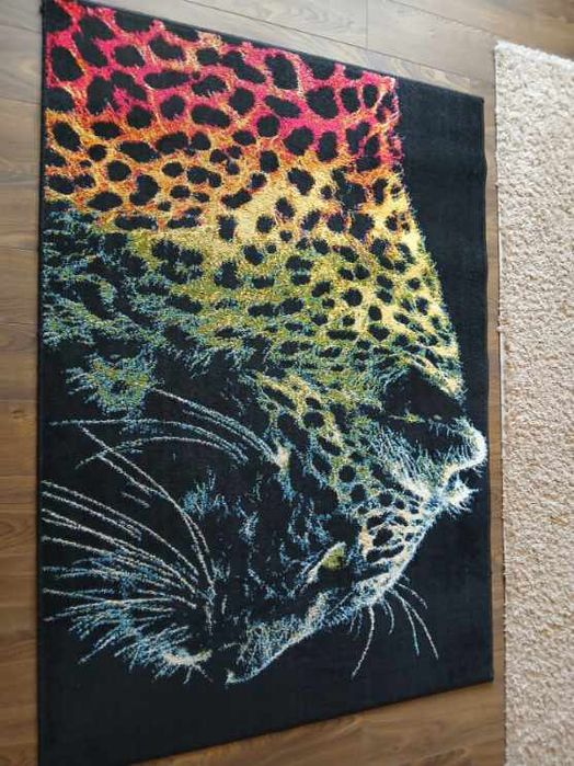 Dywan czarny z kolorową panterą