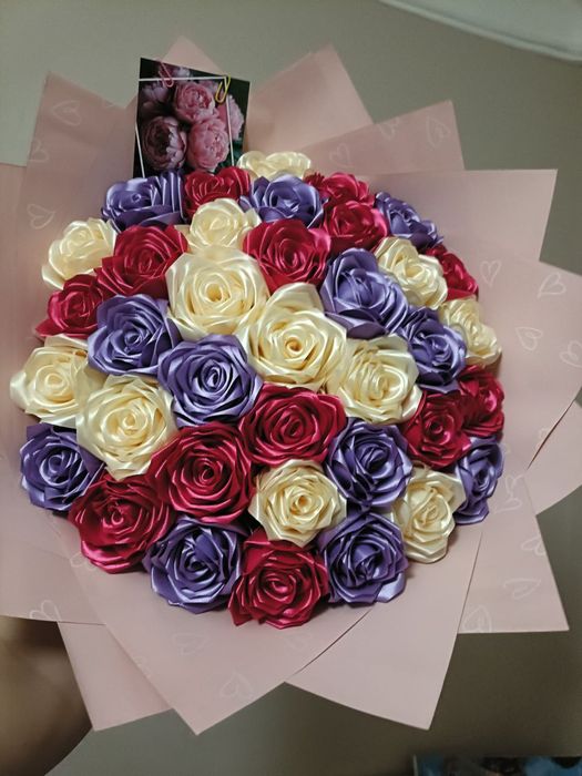 Букети з атласних троянд