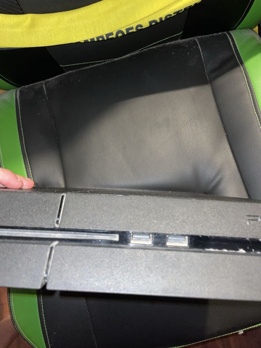 PS4 com jogos e dois comandos