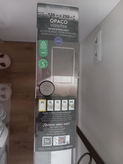 Cortinados de rolo opacos novos