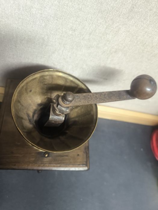 Moinho de café antigo
Moinho de café com um design clássico e elegante