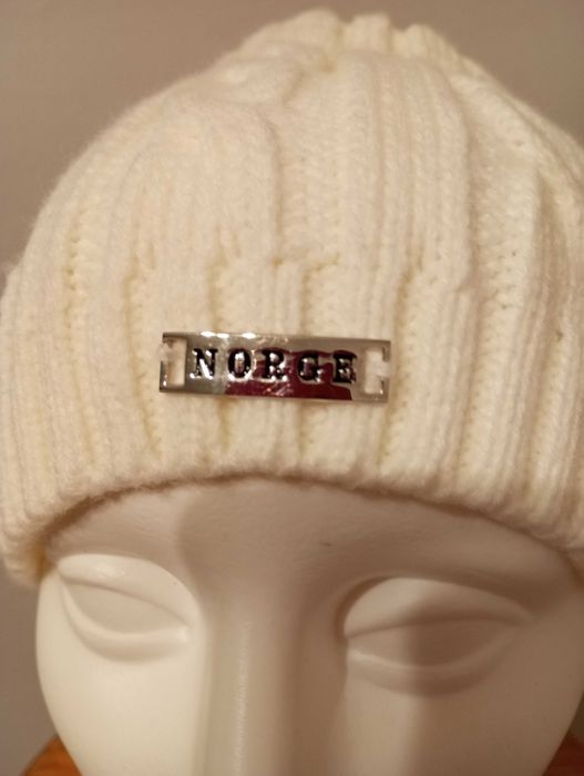 Norge Biała czapka w warkocze rozm.54-58