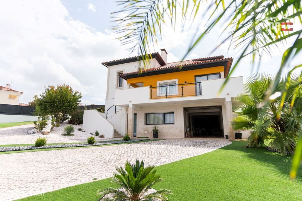T5 Detached House in Tomar