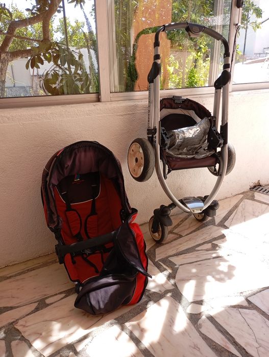 Vendo dois carrinhos de bebé,marca Pierre Cardin .