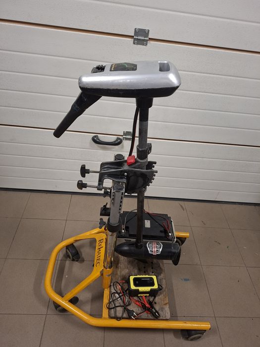 Silnik zaburtowy minn kota akumulator ładowarka