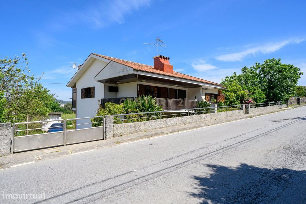 Descubra Esta Moradia T3 em Penafiel com Cave, Jardim e Acessos Excele