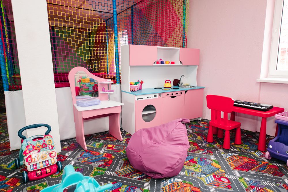 Батутна арена , лабіринт , ігрова кімната