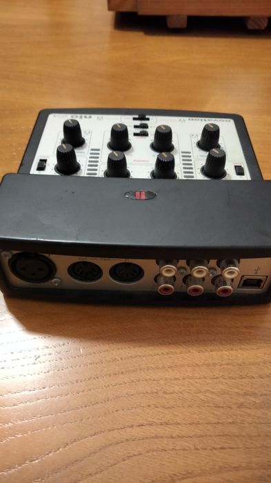 Controlador Novation Nio 2/4441819201054320642