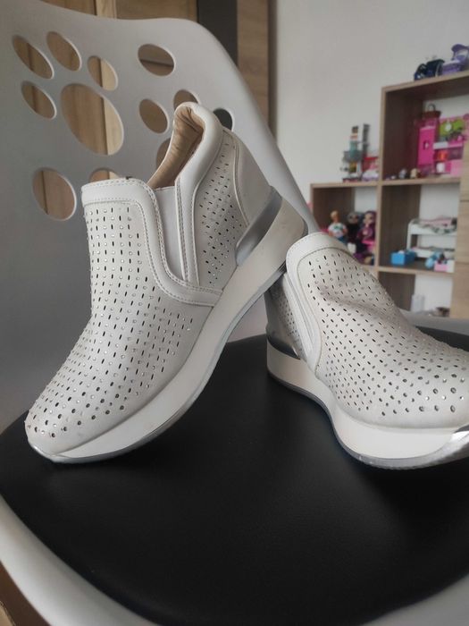 Białe buty sneakersy sportowe 40 na koturnie cekiny