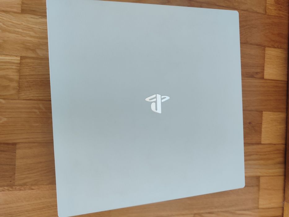 Ps4 pro 1 tb  em excesso estado