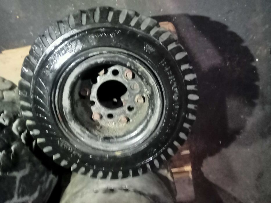 REFP10A 2 PNEUS MACIÇOS BERGOUGNAN 18X7-8