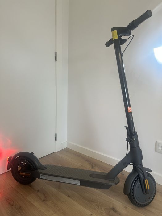 Trotinete Elétrica Xiaomi Mi Electric Scooter Essential
