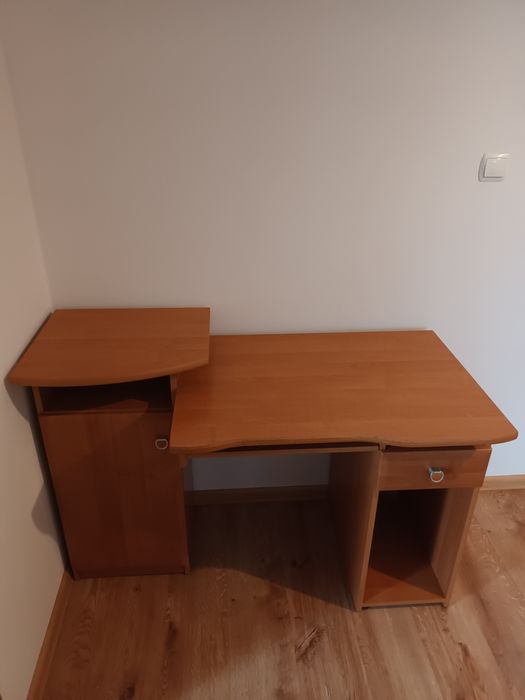 Biurko z podstawką pod monitor.