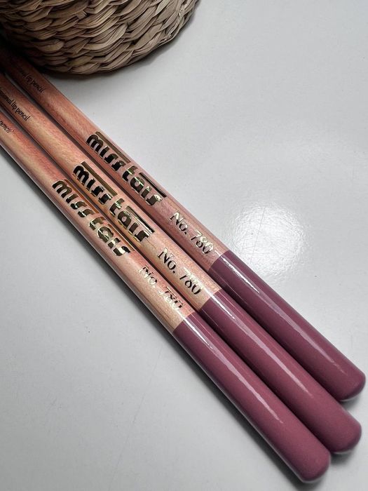 Олівець для губ Miss Tais