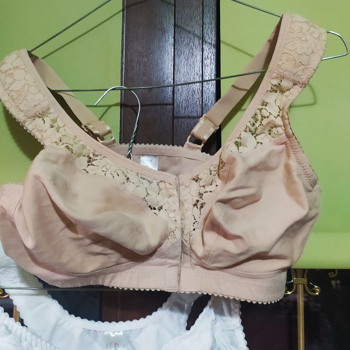 Бюстгалтеры разные, без косточек, застёжка спереди..