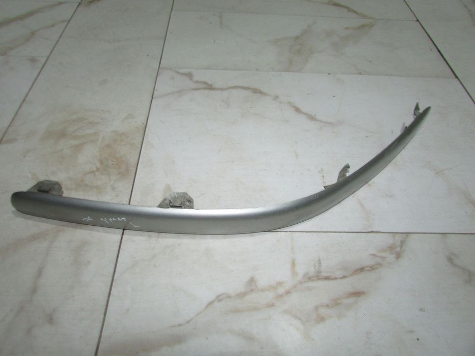 Молдінг переднього бампера лівий дорест Toyota Avensis T25 2003-2008