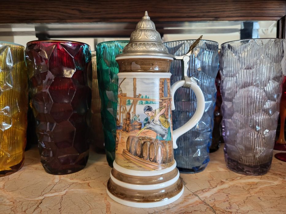 Duży porcelanowy sygnowany kufel z cynową klapką