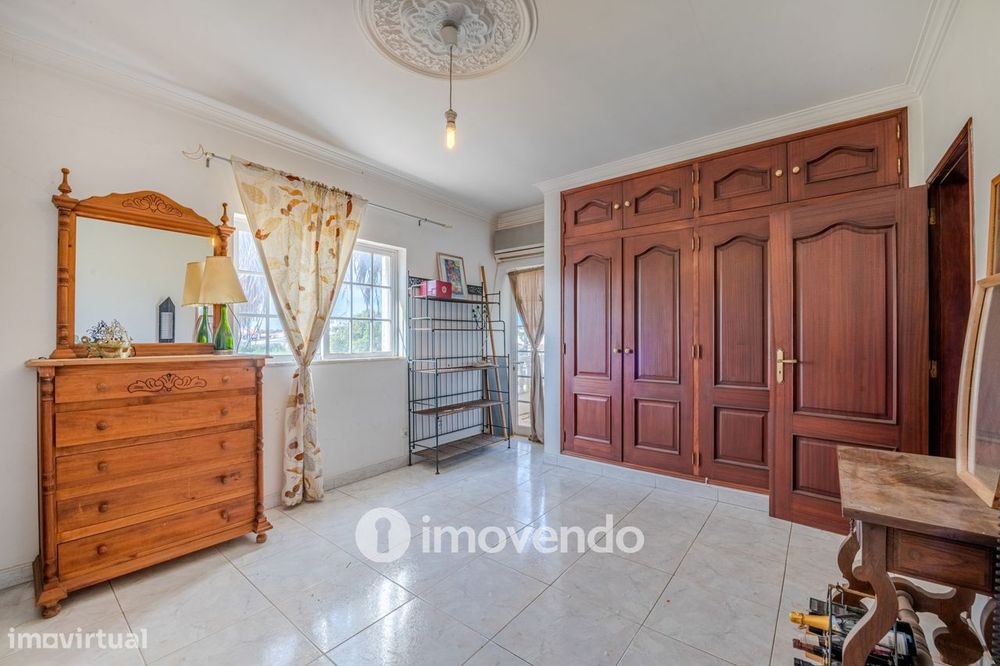 Moradia T4, com áreas amplas e jardim, em Faro
