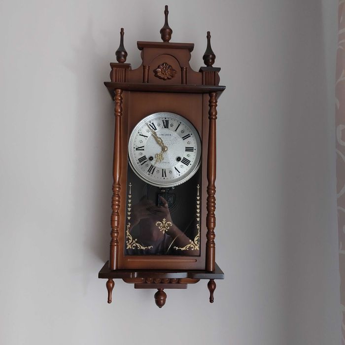 Zegar wiszący szafkowy