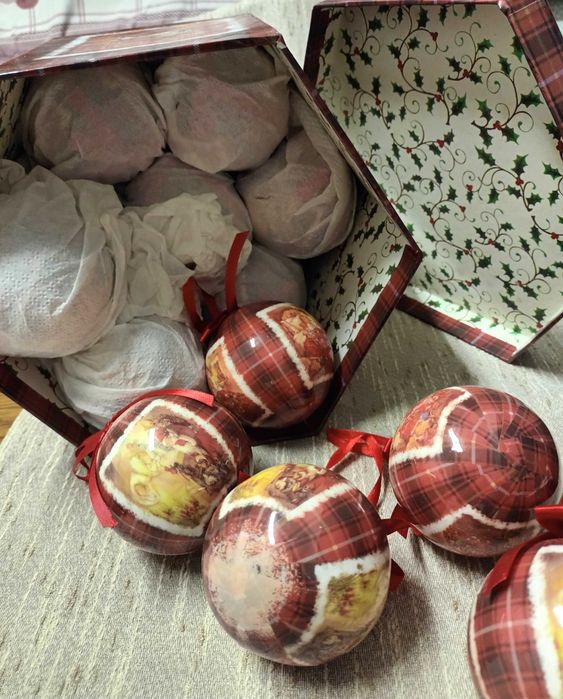 Caixa com 12 bolas natalícias