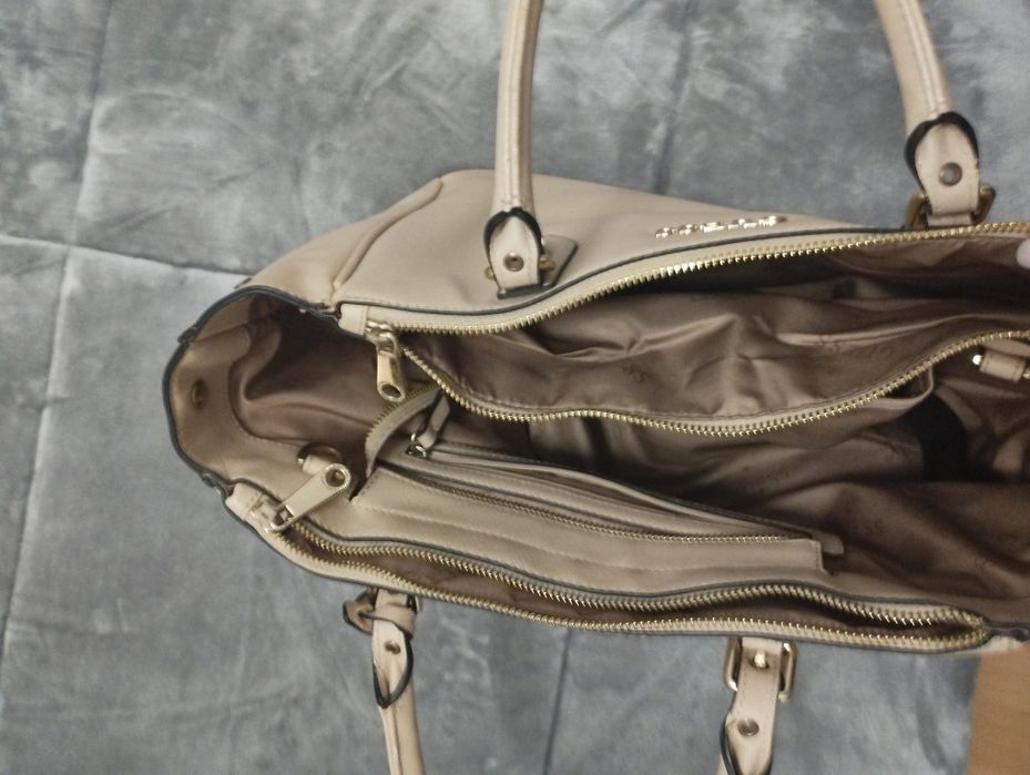 Mala Guess bege tiracolo