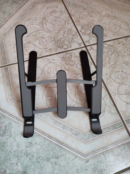 Nowa czarna podstawka pod laptopa komputer