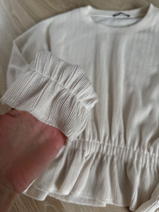 кофта з рюшами zara