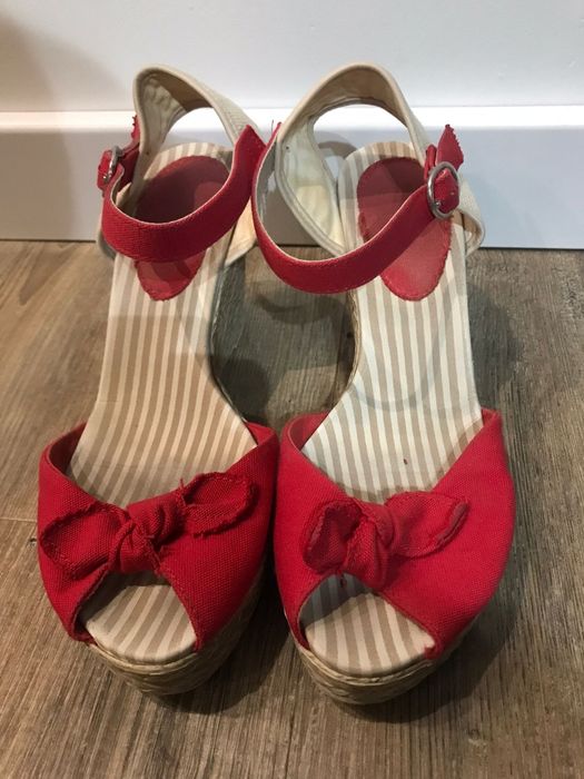 Czerwone buty na koturnie