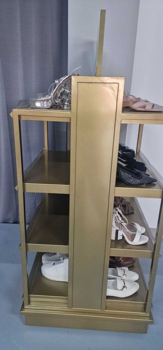 Expositor com prateleiras dos dois lados