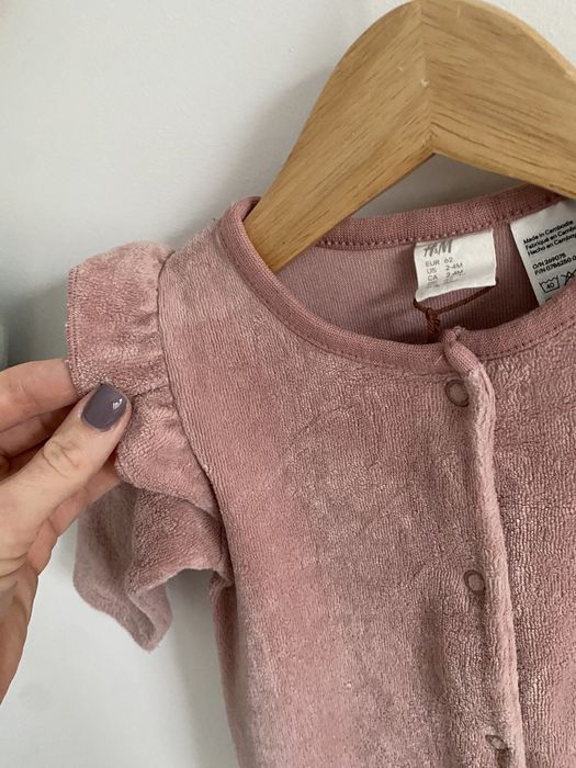 Pajac welurowy h&m 62 pudrowy róż falbanki