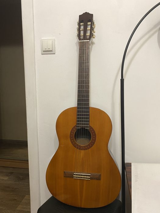 Продам акустическую гитару Yamaha C40