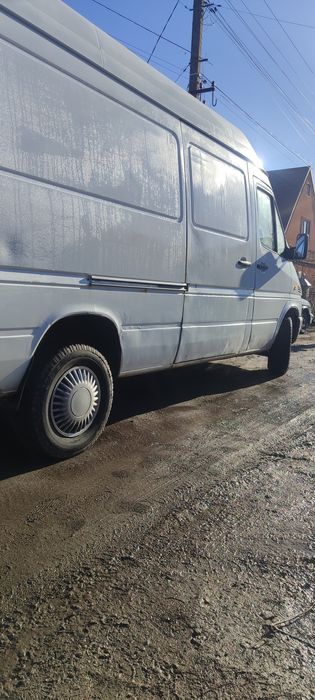 Продається Mercedes Sprinter з надійним дизельним двигуном 2.2 CDI. Ав