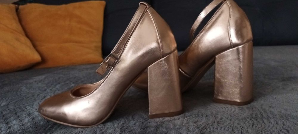 Buty rozmiar 38 złote na koturnie