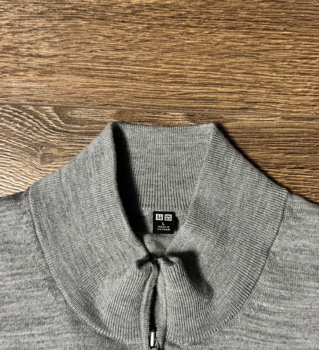 Тонкий шерстяной джемпер Uniqlo.