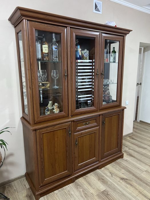 Сервант у вітальню