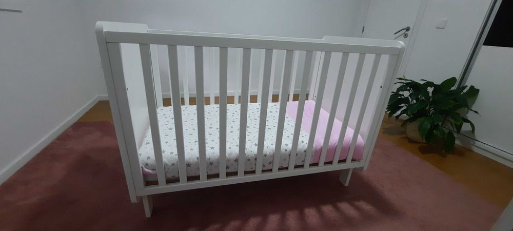 Berço em branco lacado