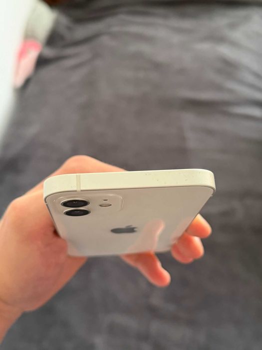 iPhone 12 128 GB + 4 etui + folia