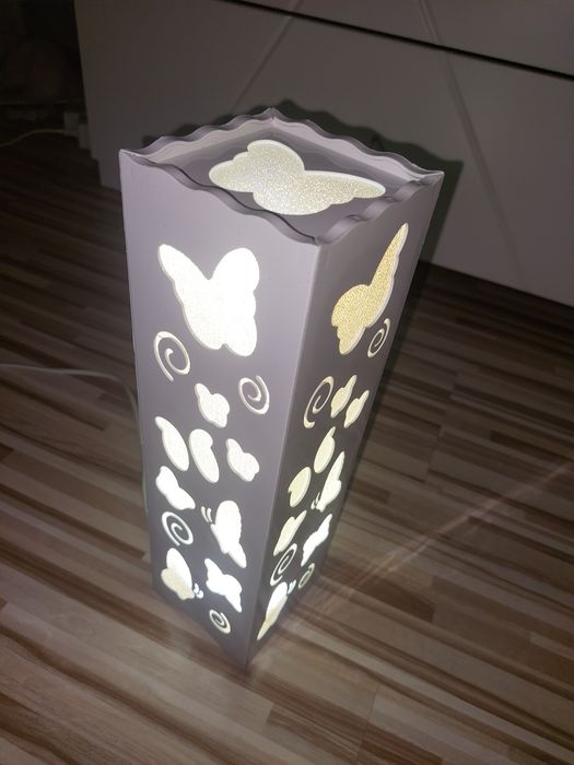 Biała lampka nocna w motylki