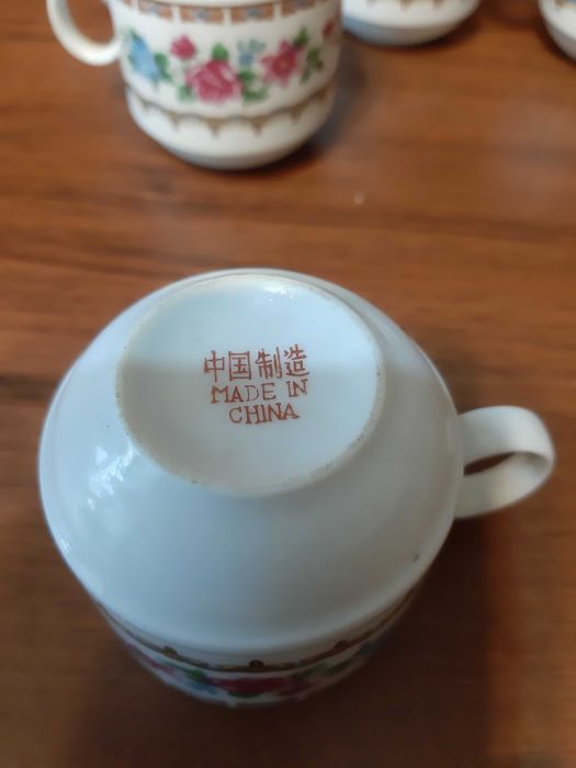 filiżanki  małe, chińskie 5 szt. + 3  talerzyki