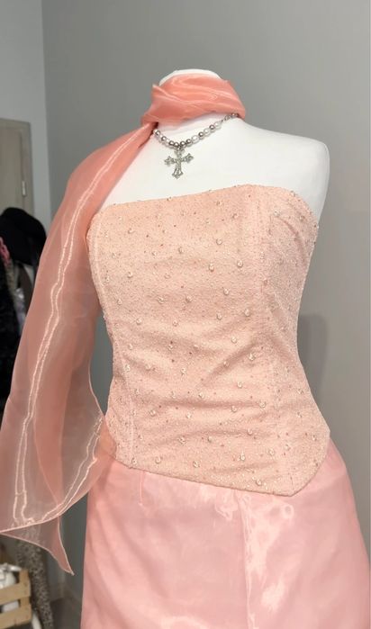 Piękna sukienka na studniówkę pudrowy róż morelowa z różą vintage