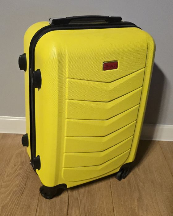 Uszkodzona średnia walizka podróżna firmy Gravitt