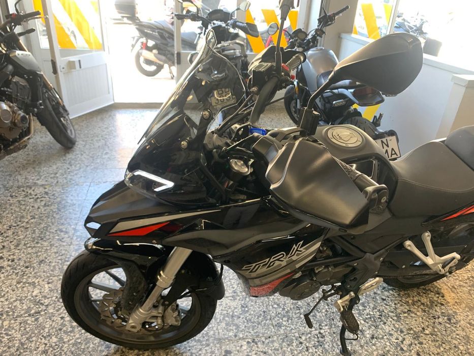 Benelli TRK 251 de 2021 com Top case e Malas Laterais. 3357 Kms