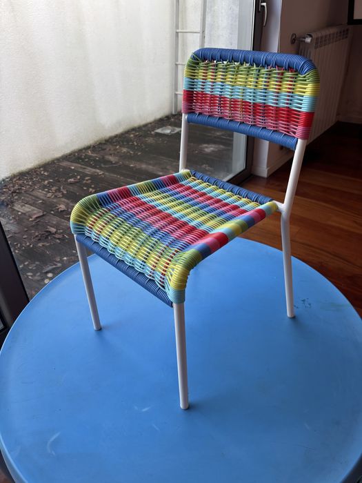 Mesa e 5 cadeiras para crianças IKEA