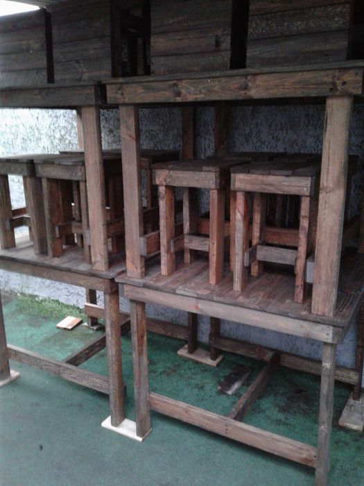 Mesas com bancos rústicos