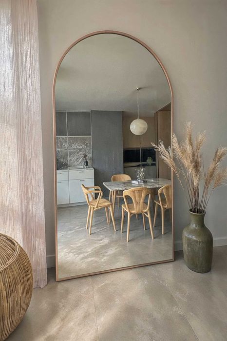 Duże lustro portalowe w ramie rose gold – idealne do salonu